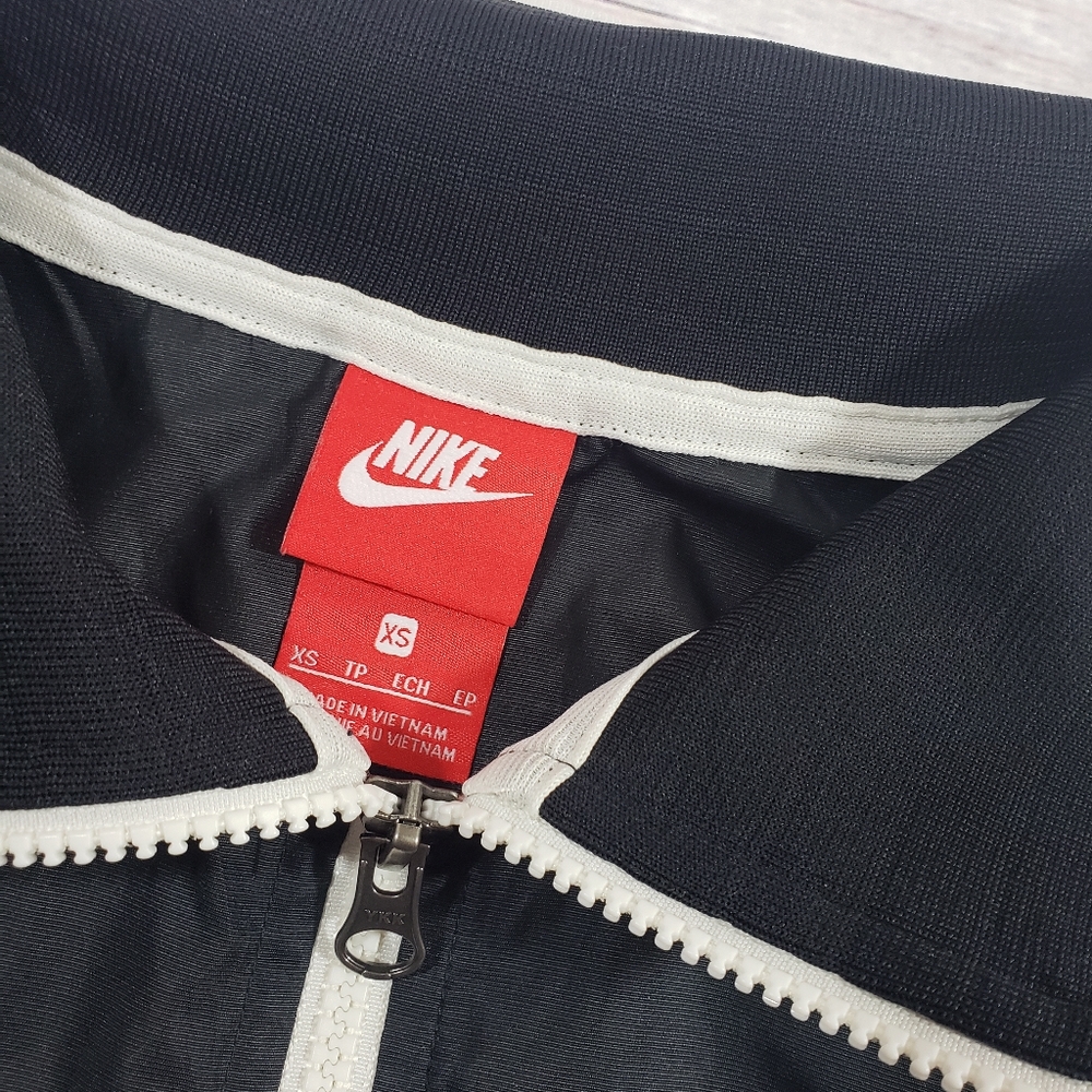 Nike black and white size xsmall womens jacket - Picture 6 of 7